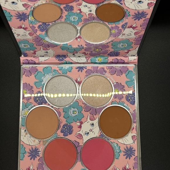 Disney Aristocats Complexion Palette , Eyeshadow palette, Lip balm and Lip Oil. - Picture 5 of 15